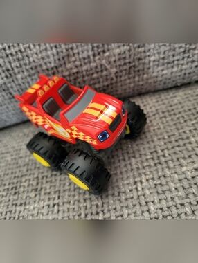 Nickelodeon Blaze & The Monster Machines Racing Flag Blaze Die-Cast Truck 2014.